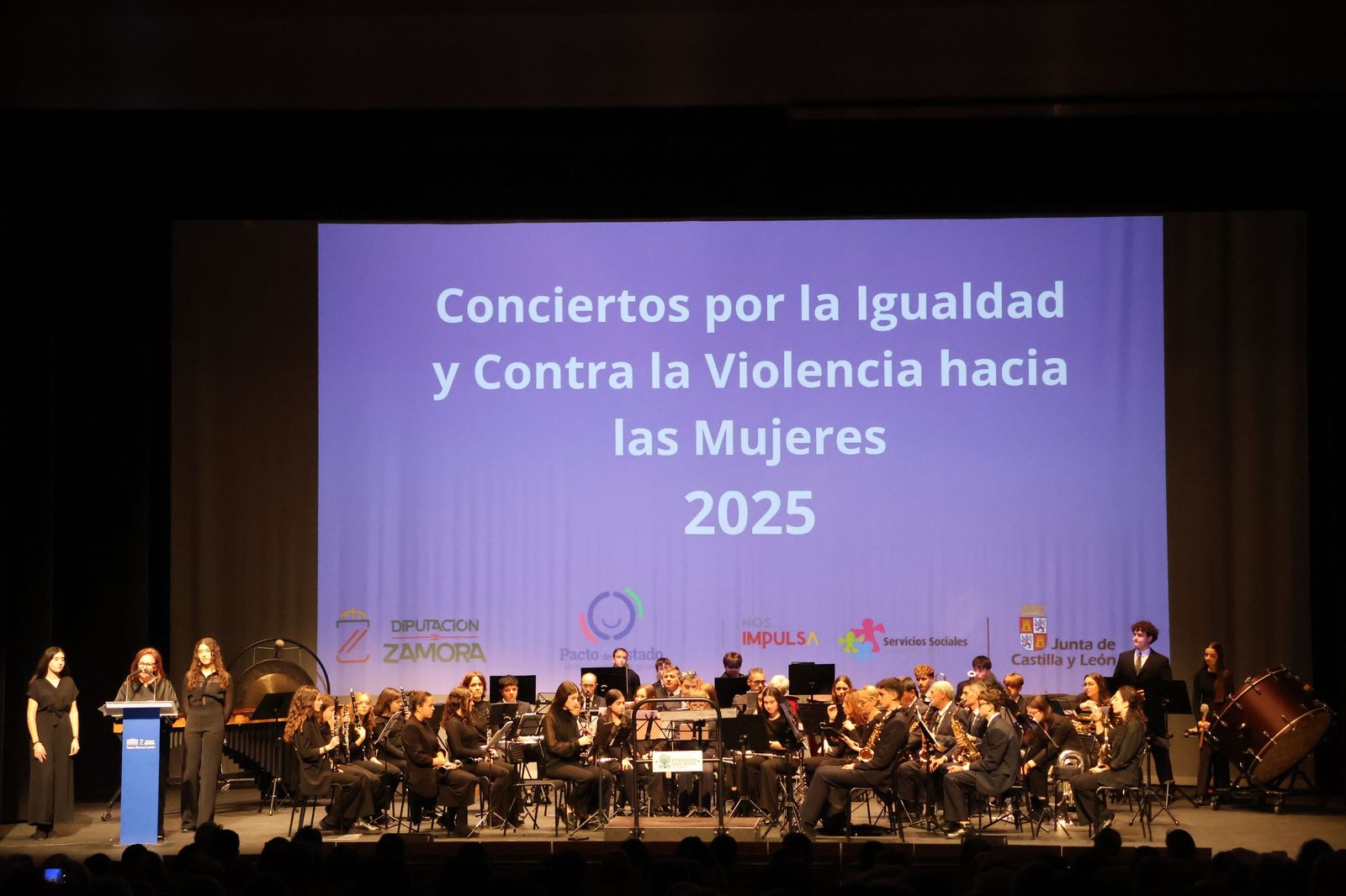 Concierto contra la Violencia de Género en el Ramos Carrión (6).JPG