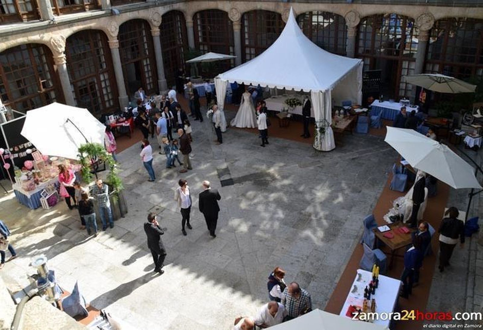 Más de un centenar de parejas pasan por la Feria de Bodas del Parador de Turismo