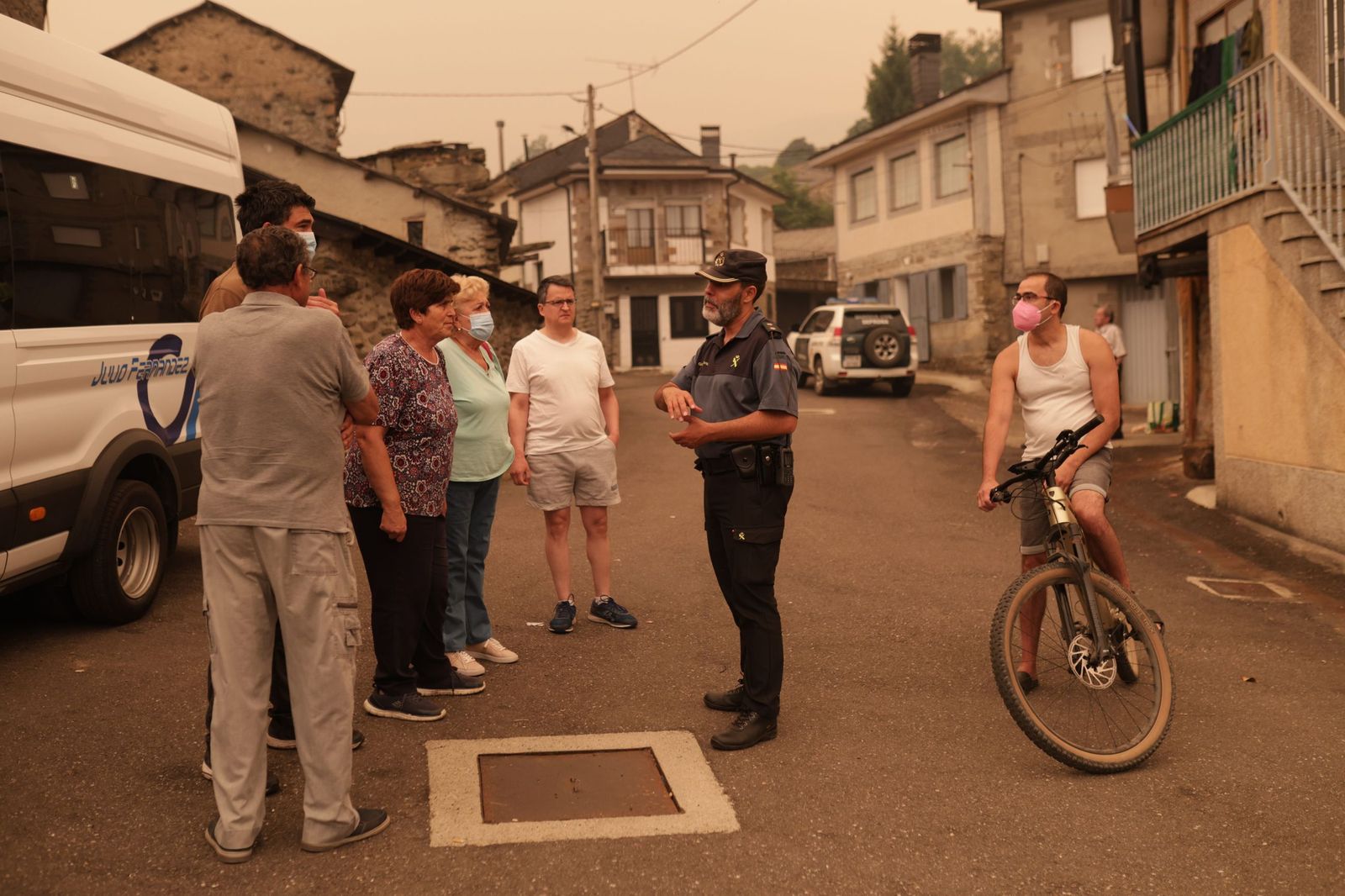 Desalojo de los vecinos de San Ciprián de Sanabria por el incendio en Porto