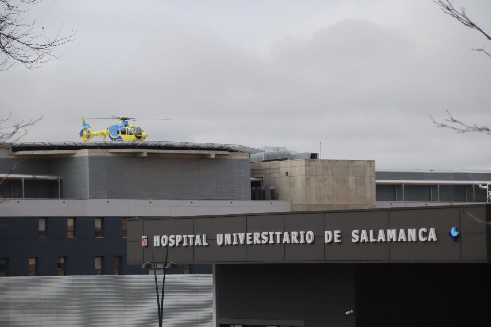 Helicóptero Sacyl Y Hospital Universitario de Salamanca. Foto de archivo