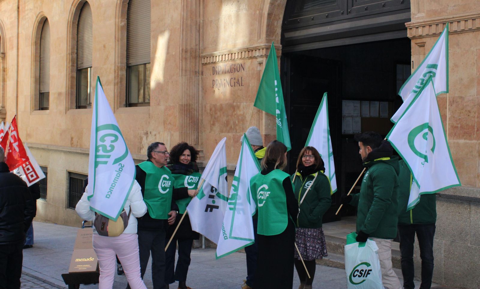 Los sindicatos se movilizan por tercera semana consecutiva para exigir un "salario digno" frente a la Diputación