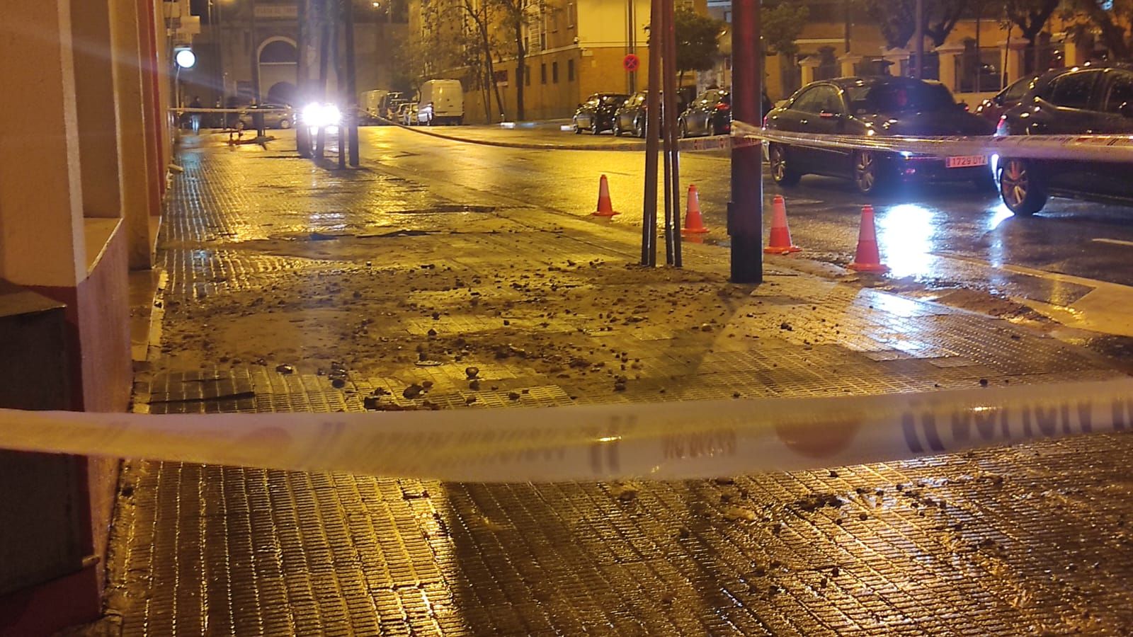 Un reventón de agua obliga a precintar esta calle de Zamora.