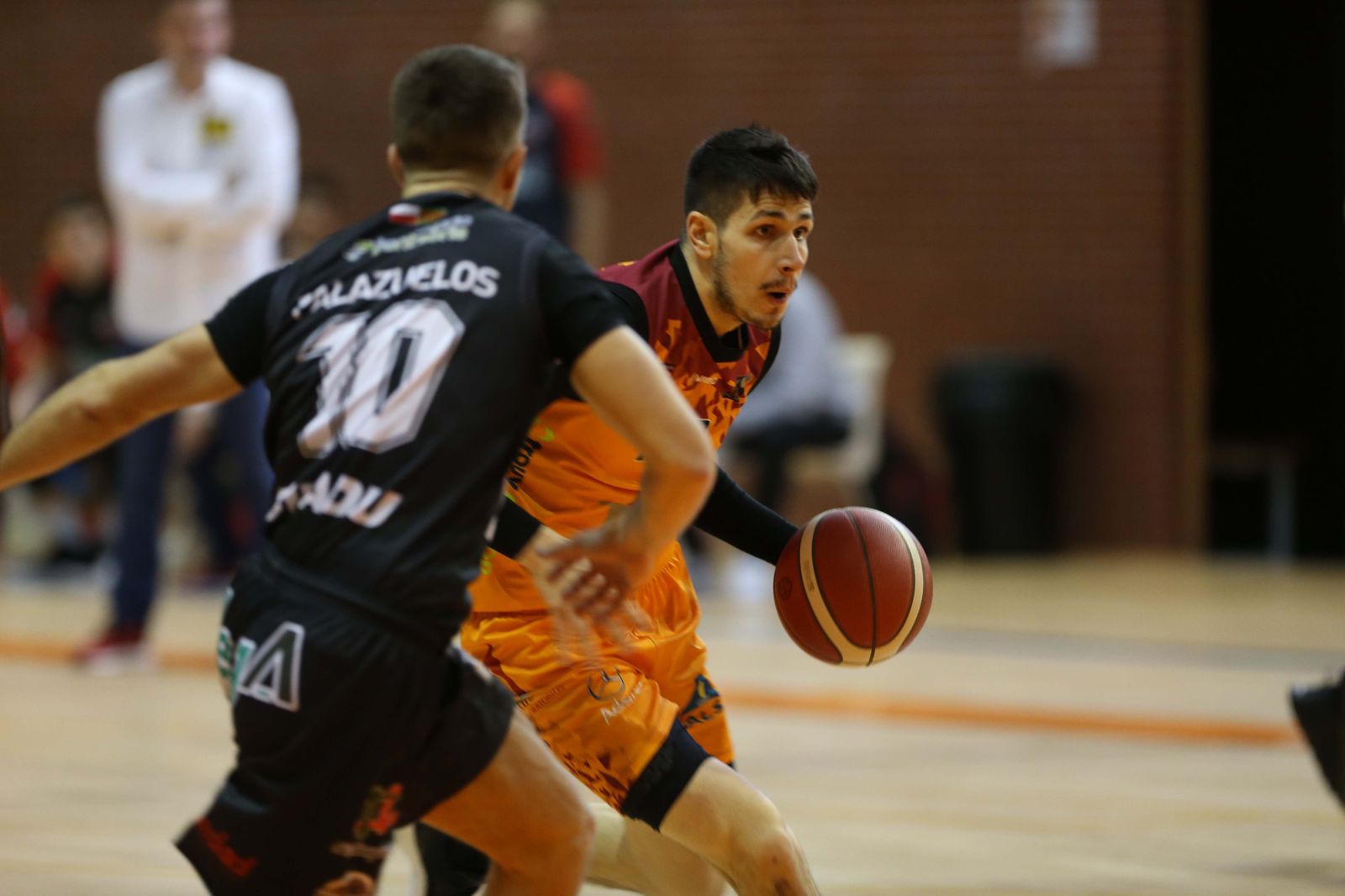 Mulero, en un ataque ante Grupo Alega Cantabria.