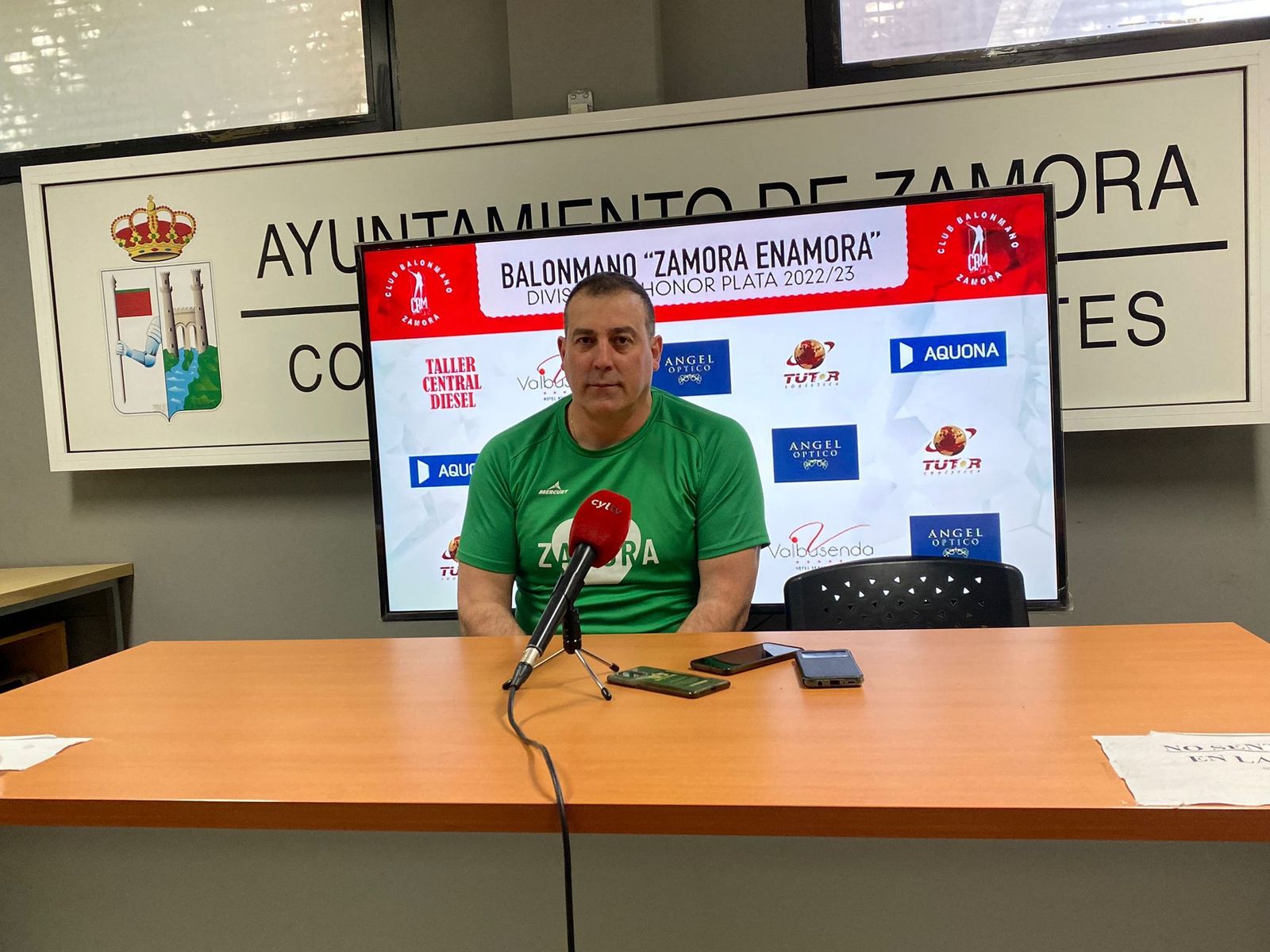 El entranador del Balonmano Zamora, Fran González, en rueda de prensa