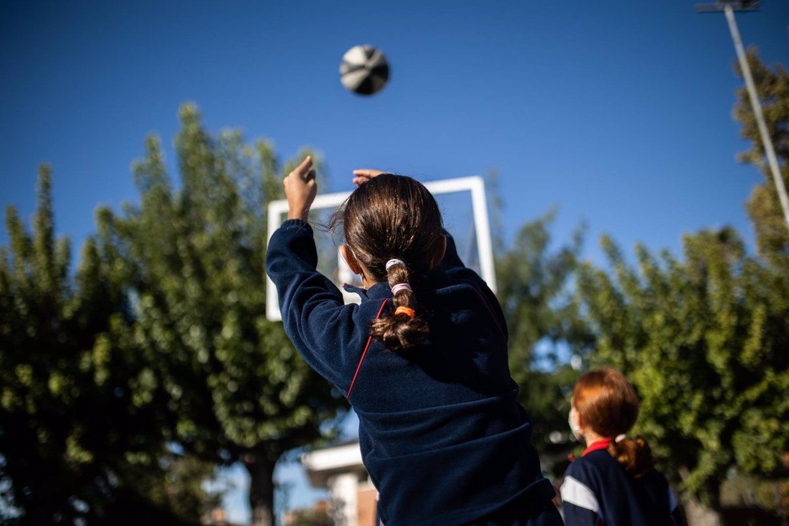 Una niña juega con un balón en el patio de un colegio | Foto: Europa Press