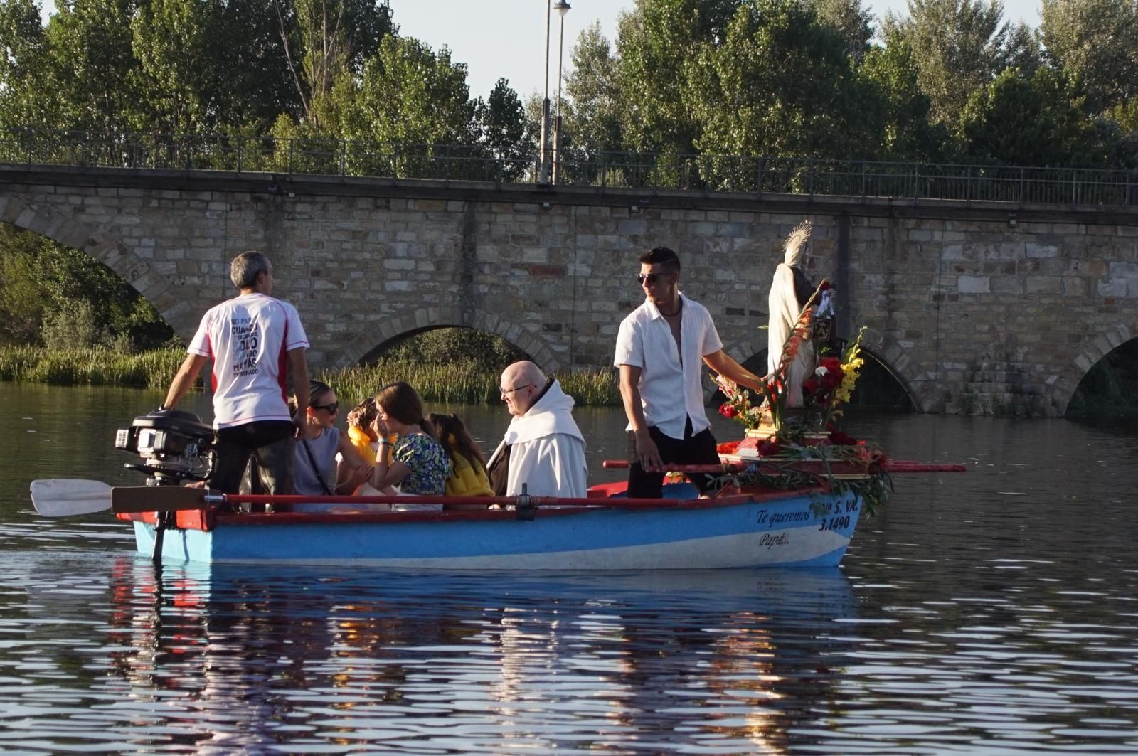 Procesión con la Virgen del Carmen por el río Tormes en Alba (25).jpeg