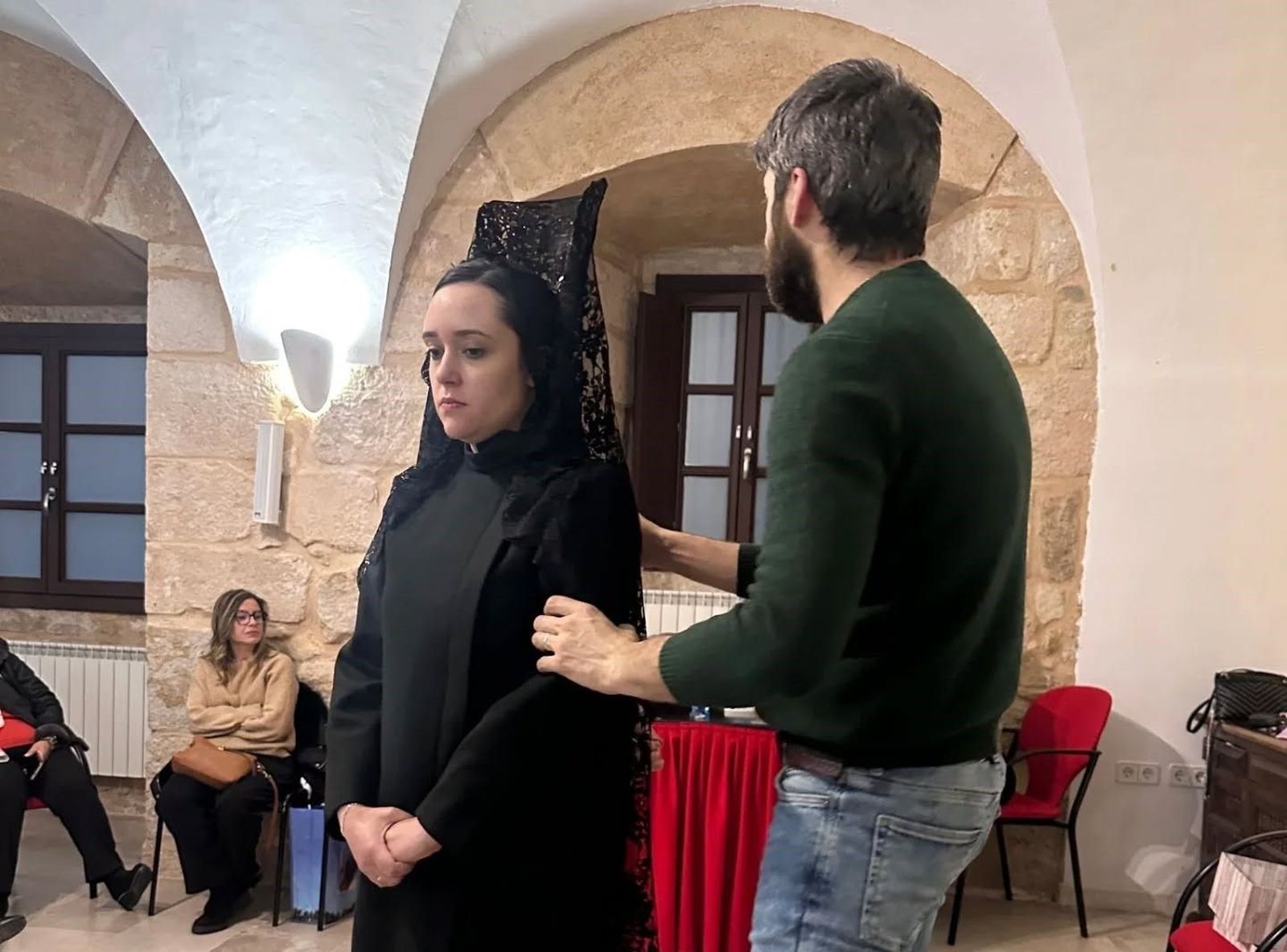 Tradición, elegancia y fe: éxito rotundo del Taller de Mantilla y Peinetas en el Año Jubilar de la Esperanza