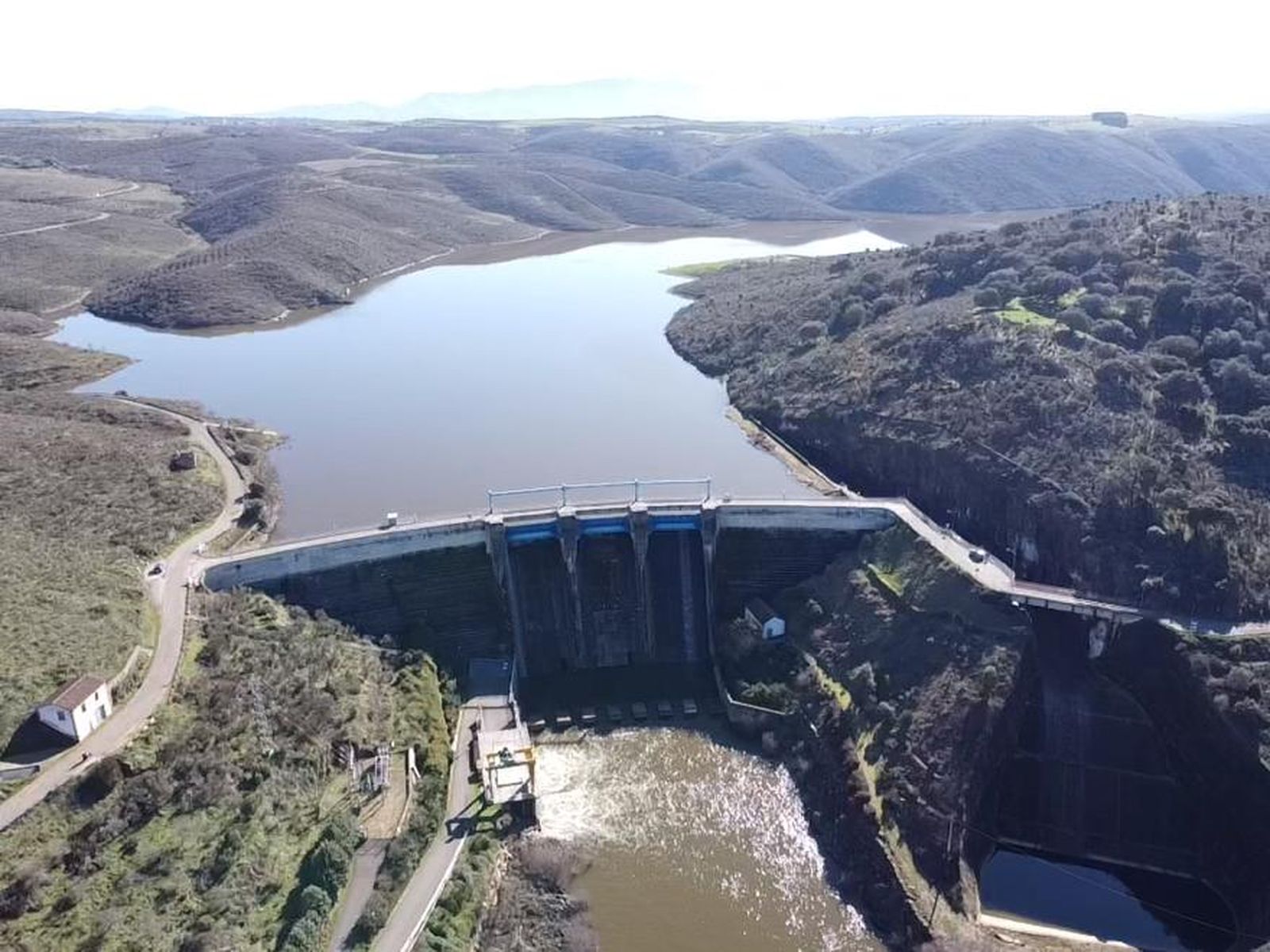 Presa, embalse y río del Agueda. Foto de archivo