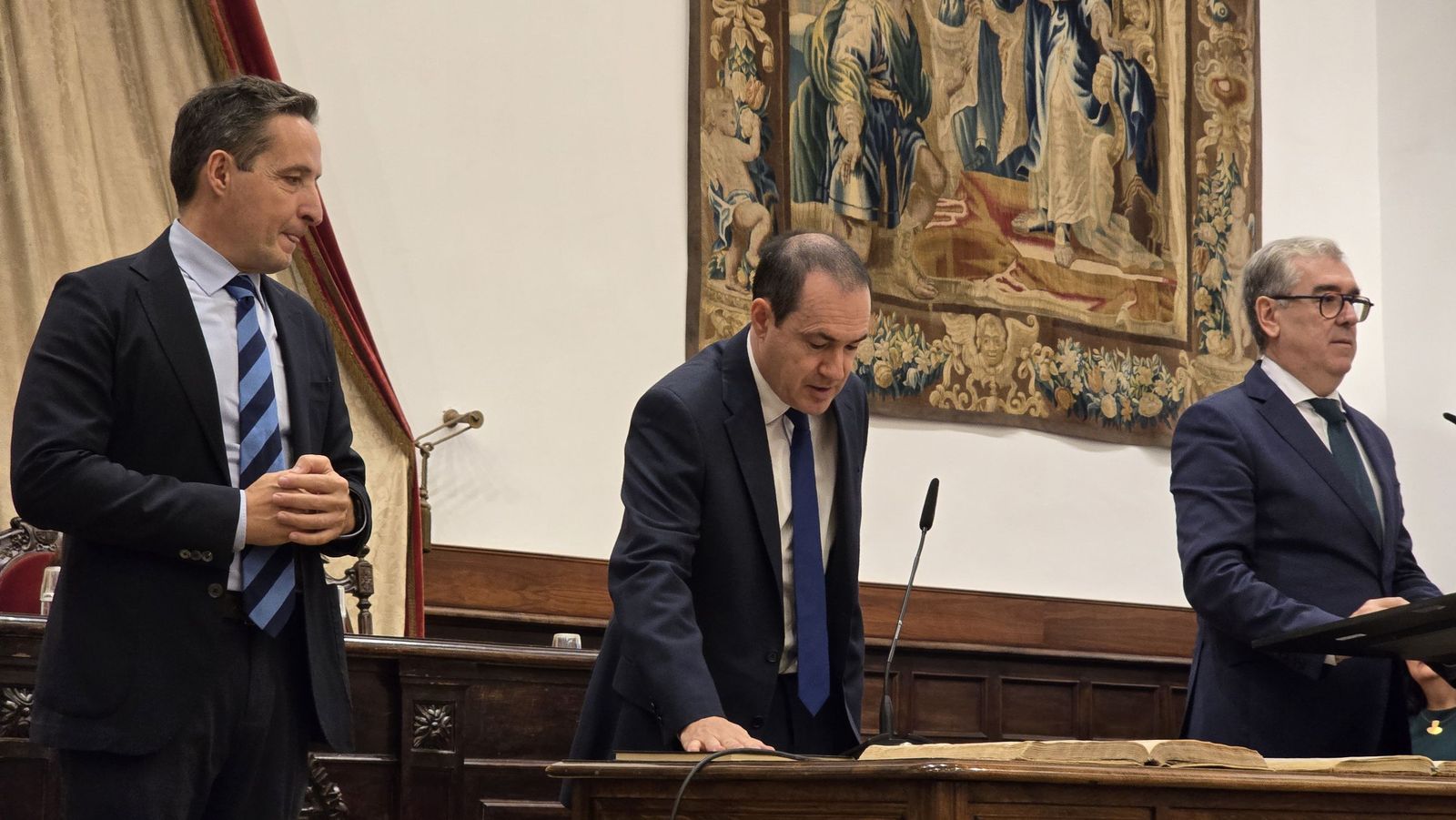 El rector de la Universidad de Salamanca preside el acto de toma de posesión de nuevos cargos académicos y del personal docente e investigador