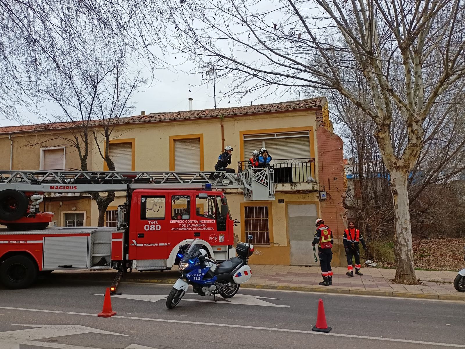 Bomberos y Policía Local en la calle del Regato del Anís