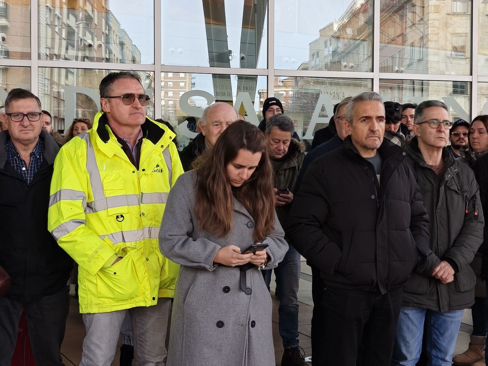 Los trabajadores de Renfe en Salamanca guardan cinco minutos de silencio tras el accidente de Adamuz