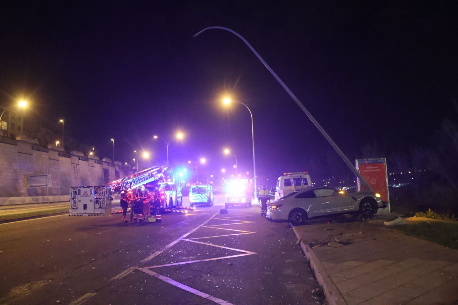 Un coche se empotra contra una farola tras perder el control en la Vía Helmántica