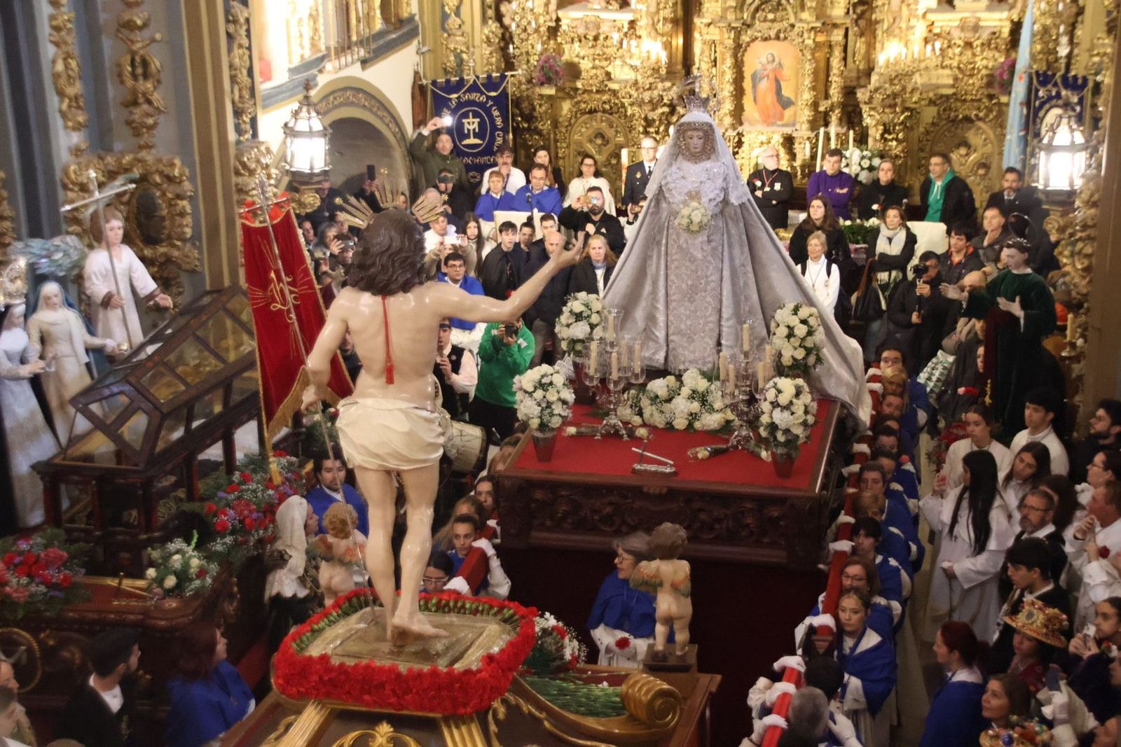 La Procesión del Encuentro realiza un encuentro para la cofradía y abre al público los pasos de Jesús Resucitado y la Virgen de la Alegría