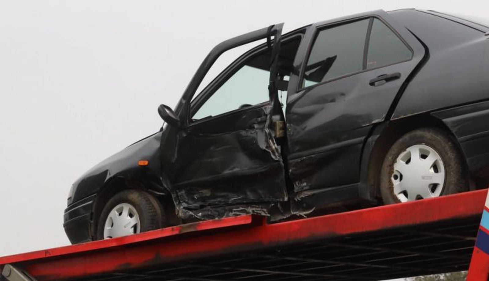 Uno de los coches sufrió una fuerte colisión en su lateral