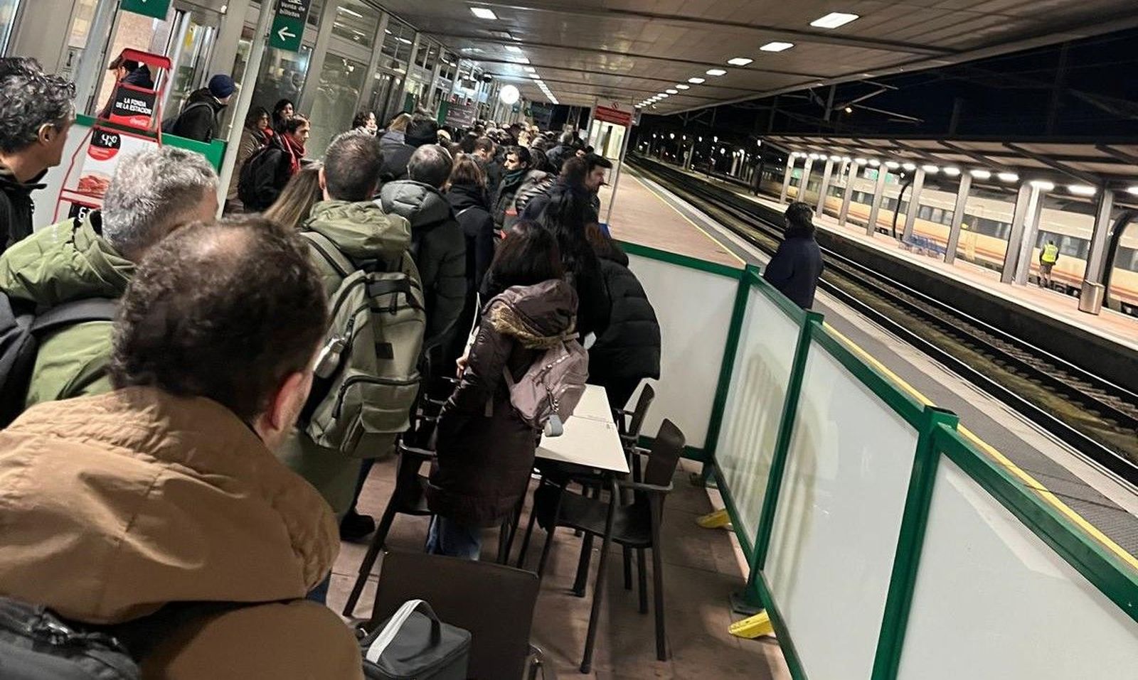 Pasajeros afectados en Vialia este lunes 10 de marzo.