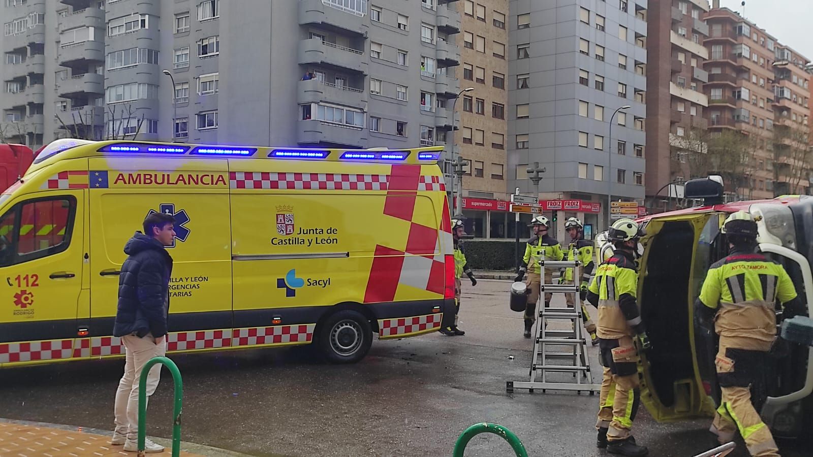 Vuelco de una ambulancia en Zamora capital
