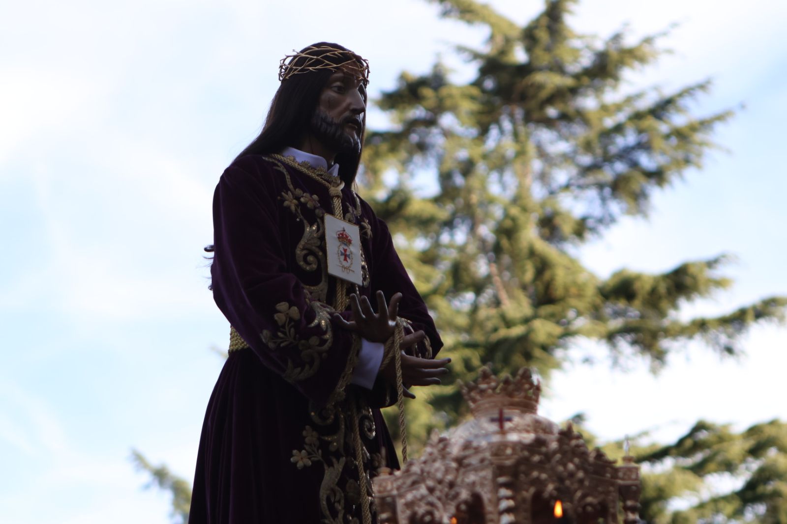 Jesús Rescatado procesiona en Salamanca con su nueva túnica y la atenta mirada de cientos de fieles