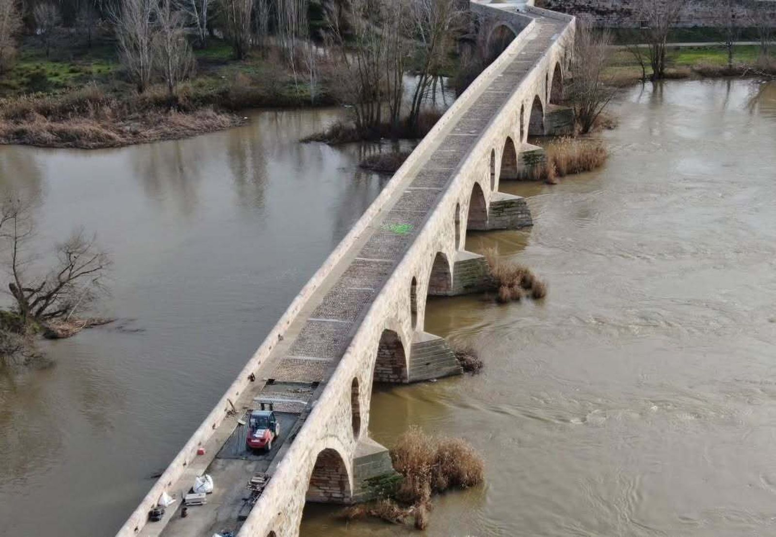 galeria-la-nueva-imagen-del-puente-de-piedra-de-zamora-a-vista-de-dron-jpg-6