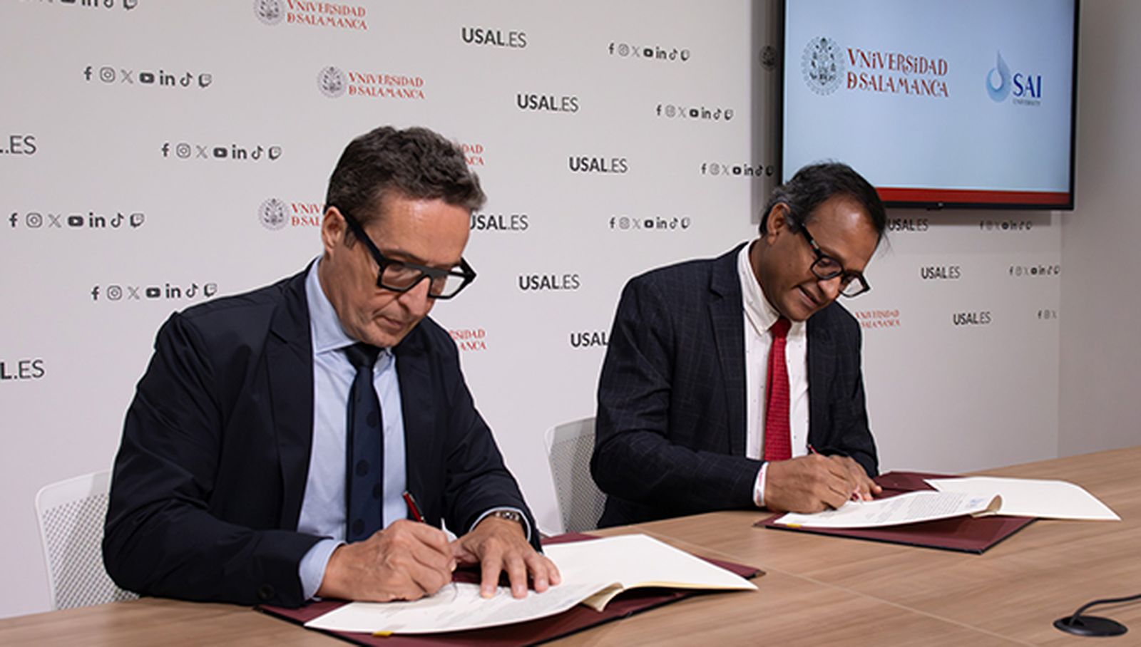 El rector Juan Manuel Corchado y el vicerrector Ajith Abraham rubrican el acuerdo dirigido a fomentar los programas de movilidad