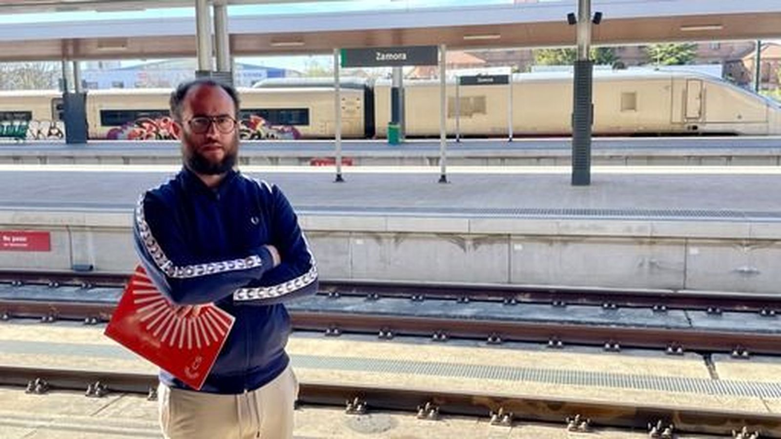 Sergio Colino, portavoz de Ciudadanos Zamora, en la estación de tren de la capital