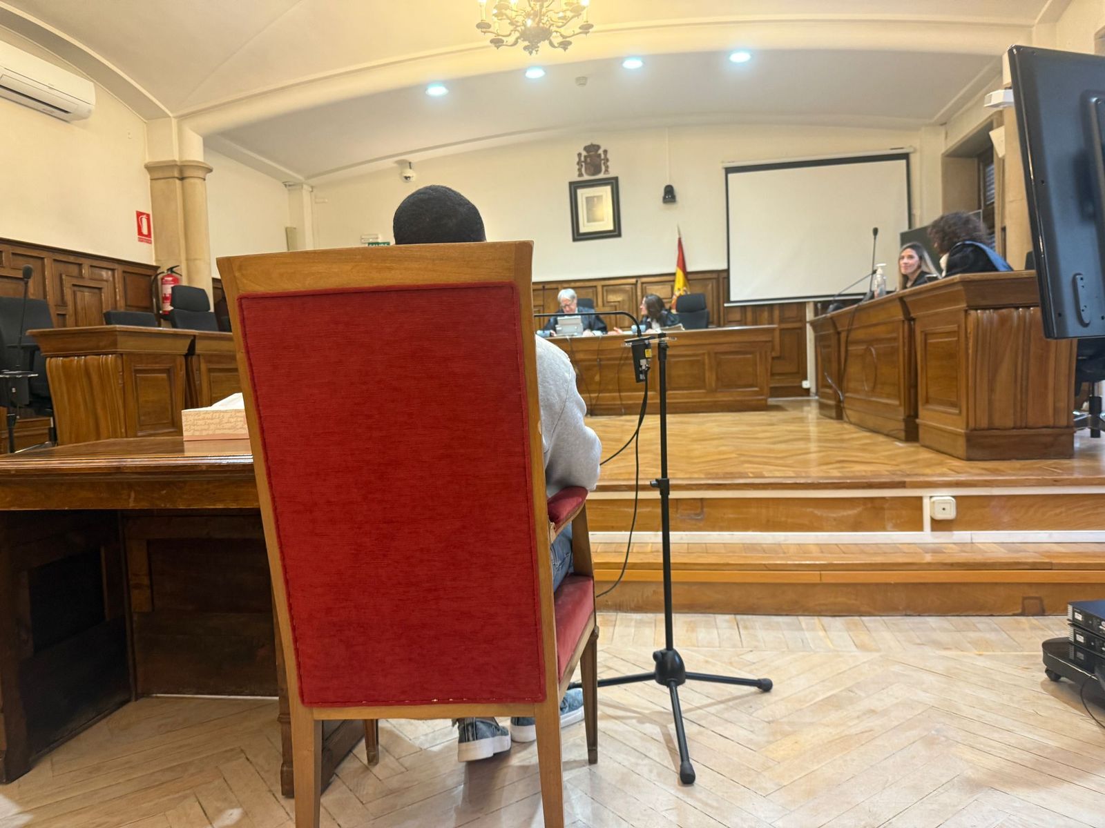 La Audiencia Provincial de Salamanca juzga a un joven acusado de agredir y herir con un vaso a un menor de 17 años durante una Nochevieja