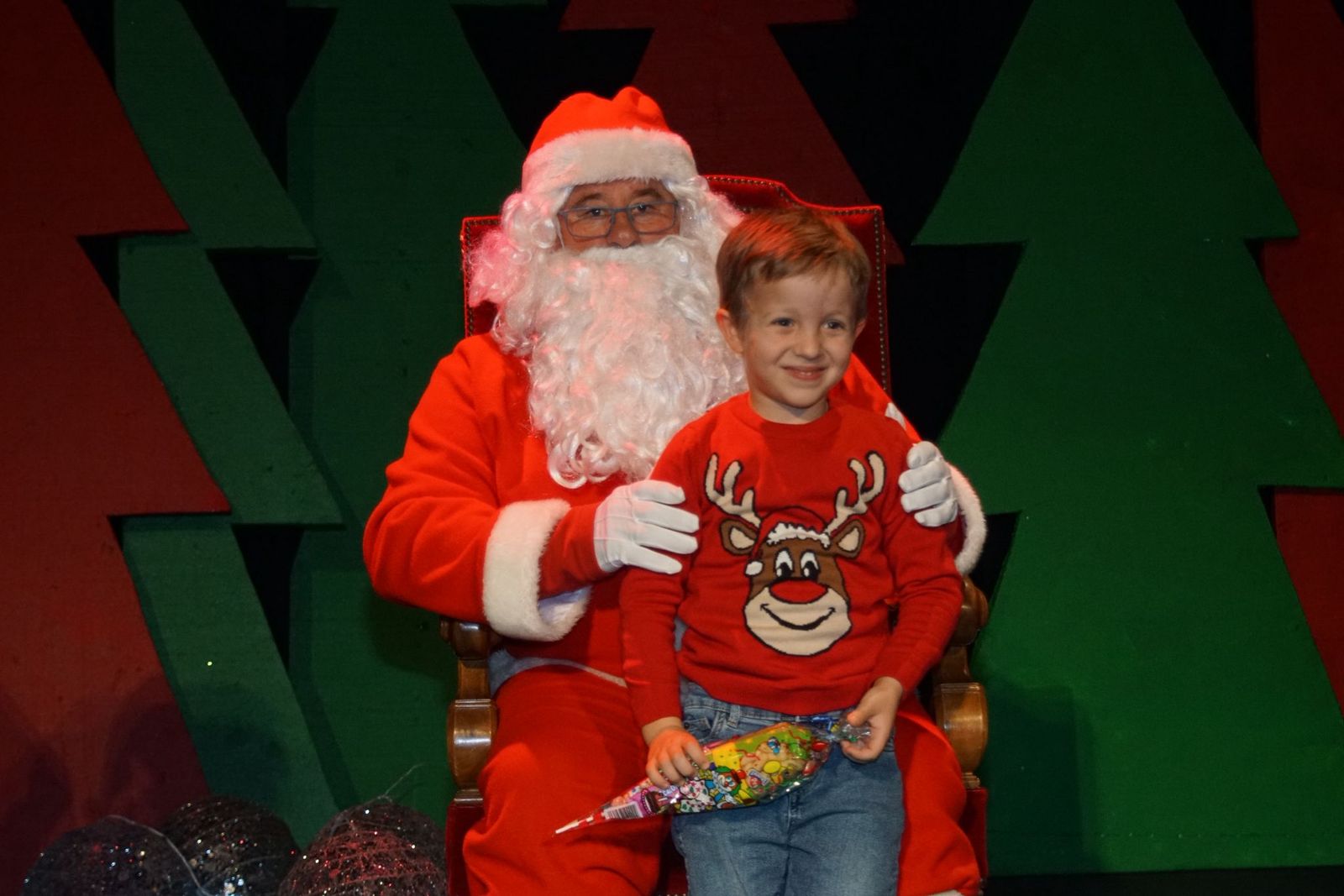 Papá Noel recorre las calles de Alba de Tormes y entrega regalos a los niños