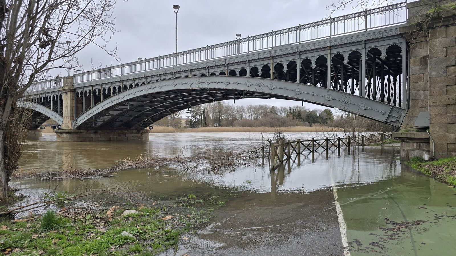 Crecida del rio Tormes a su paso por el Puente Enrique Esteban