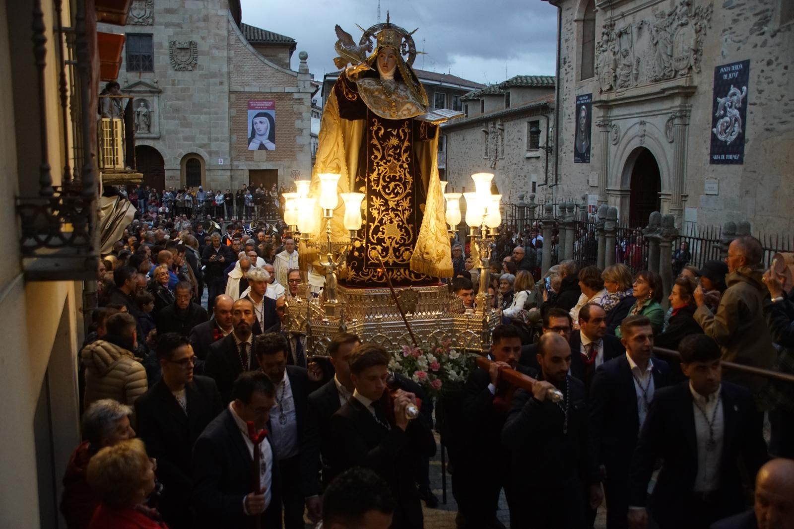 Santa Teresa se despide de los albenses bajo la lluvia