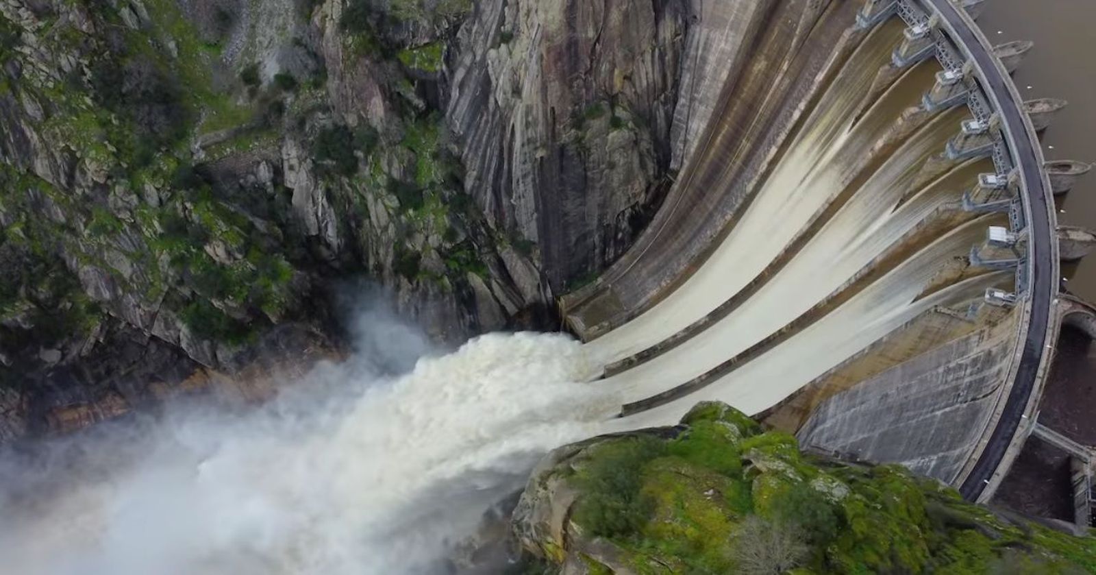 El espectáculo colosal de la fuerza del Duero a vista de pájaro