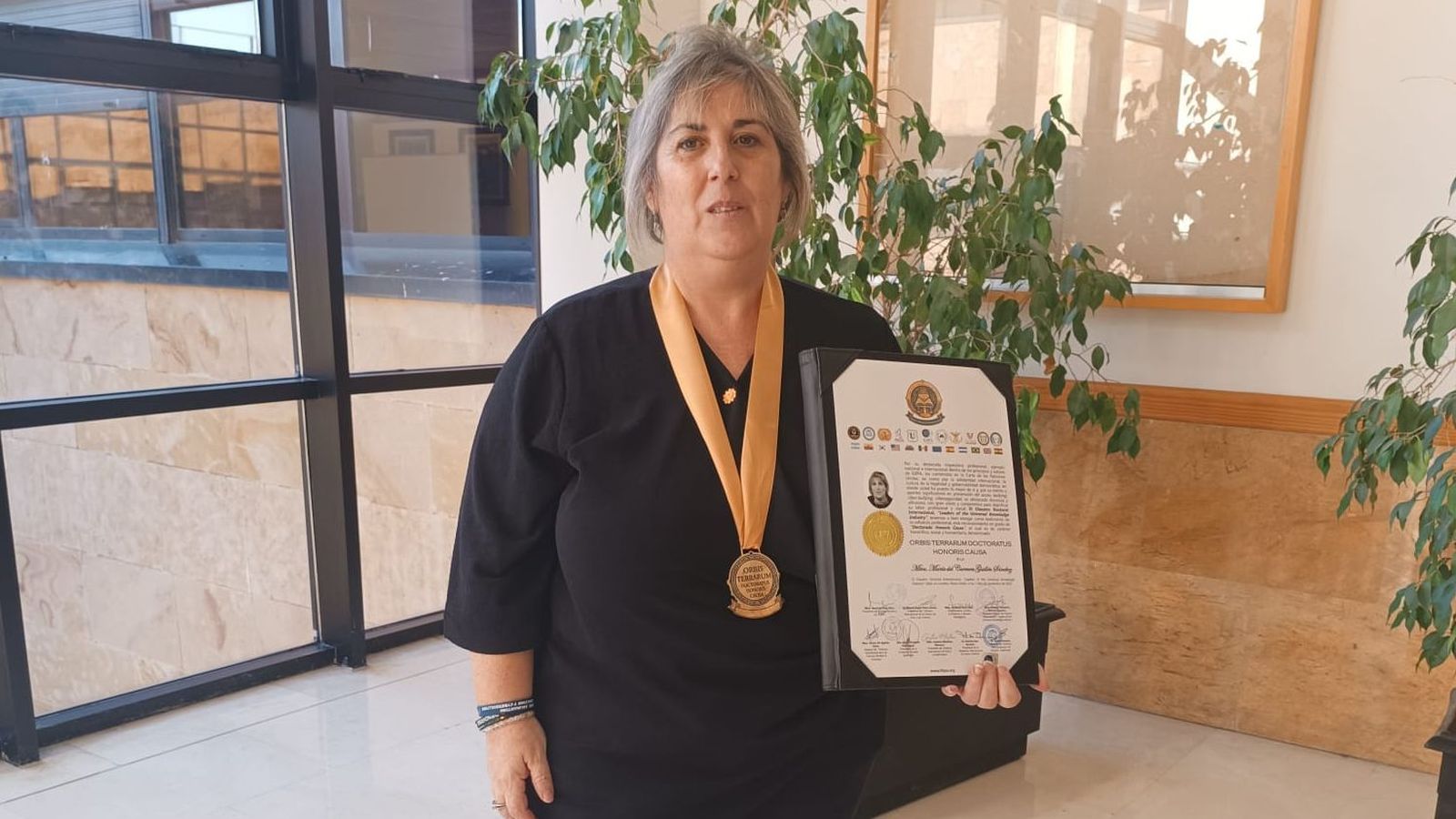 Carmen Guillén, con su Doctor Honoris Causa internacional