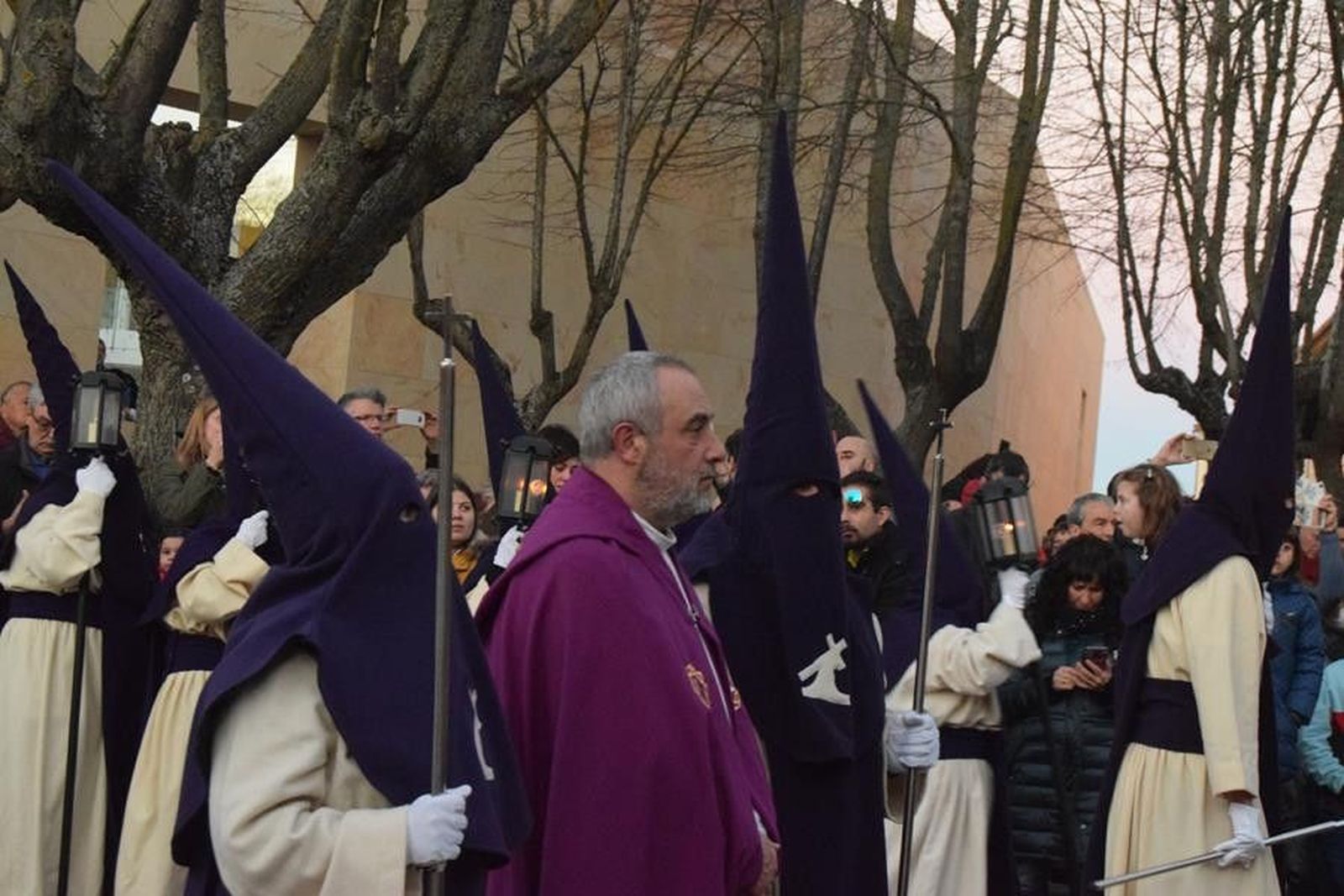Rivera de las Heras desfilando como párroco del Vía Crucis