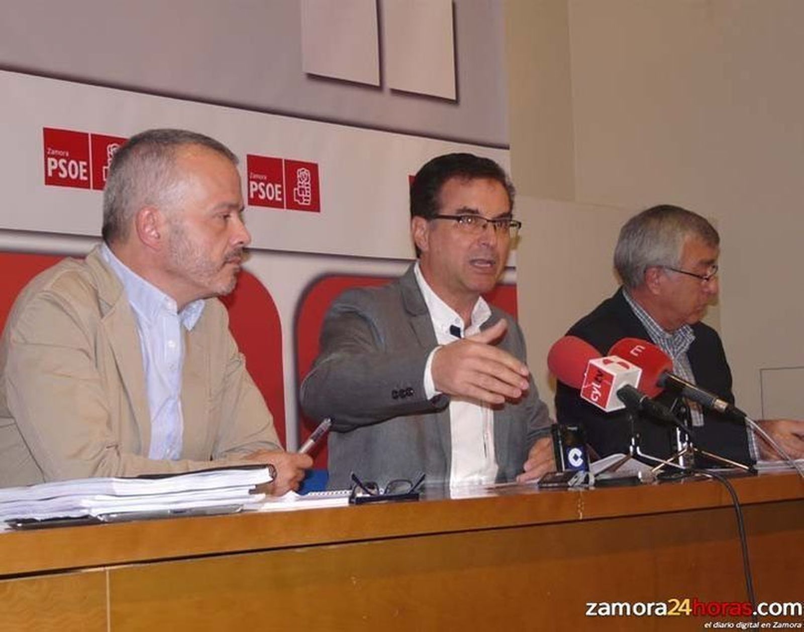 El PSOE apoyará el recurso de la Junta de Castilla y León contra la norma del ibérico y asegura que no va a hacer “bronca política” El PSOE apoyará el recurso de la Junta de Castilla y León contra la norma del ibérico y asegura que no va a hacer “bronca política”