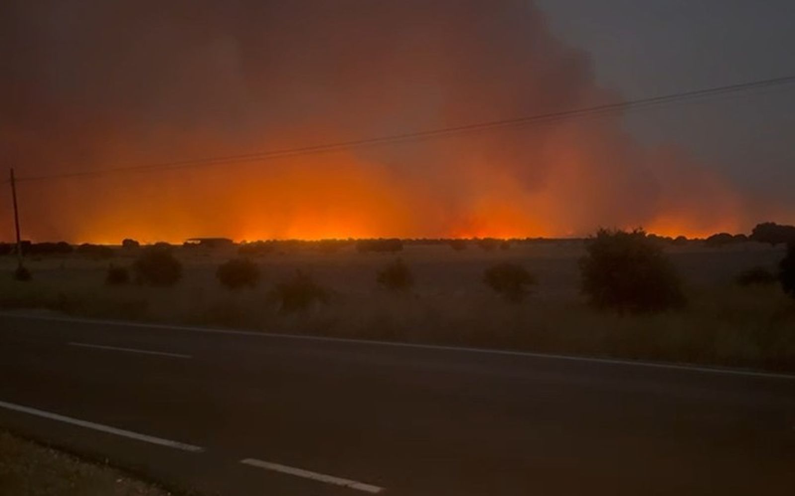 Incendio visto desde Villaseco de los Reyes dirección Monlera