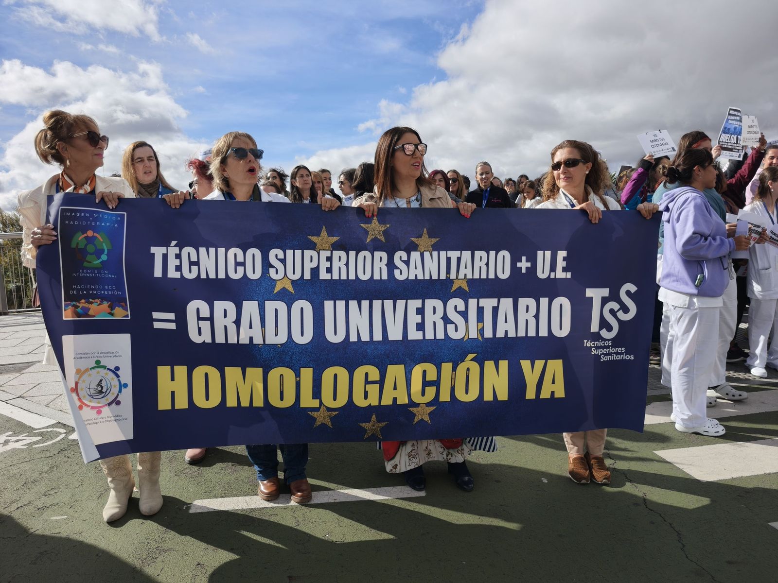Los técnicos superiores sanitarios protestan a las puertas del hospital de Salamanca