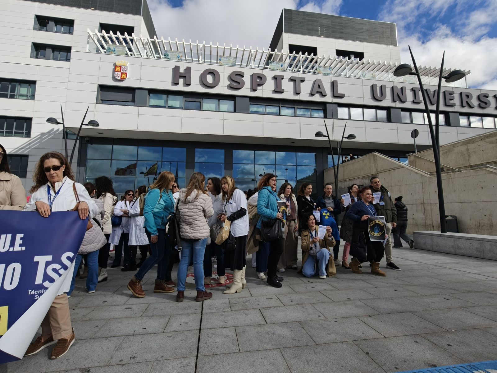 Los técnicos superiores sanitarios protestan a las puertas del hospital de Salamanca