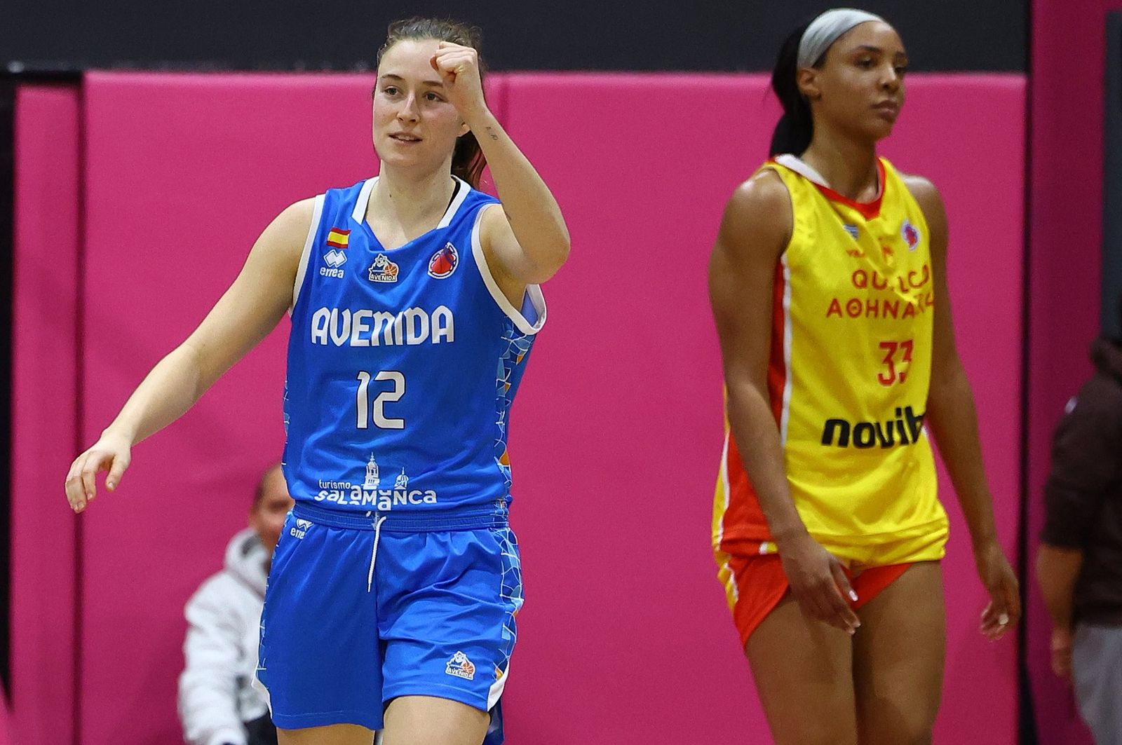 Meyers celebra una canasta ante Athinaikos