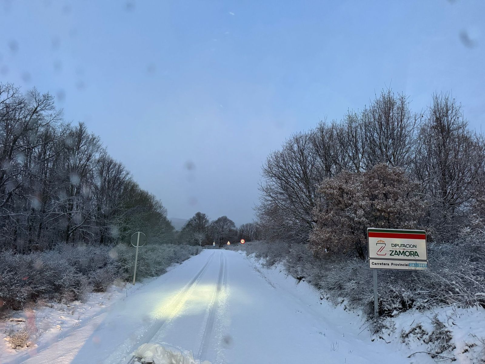 Una de las carreteras más afectadas por la nieve en la mañana de este viernes