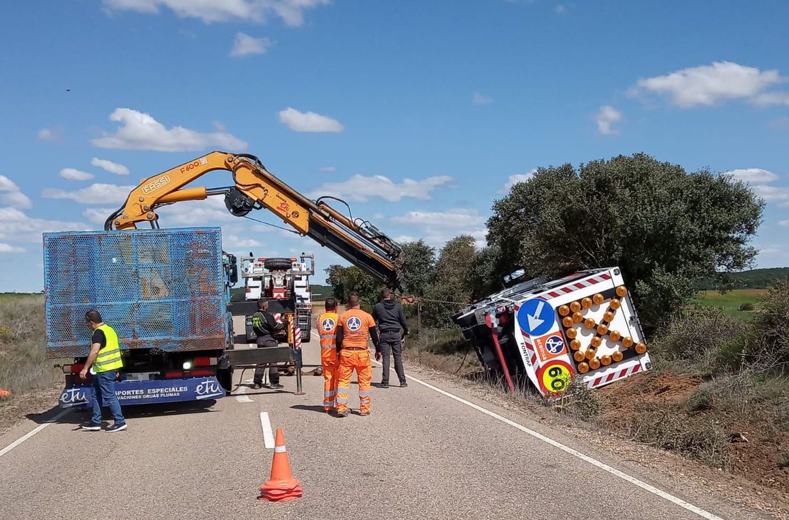 Un camión de mantenimiento vuelca en una carretera de Zamora
