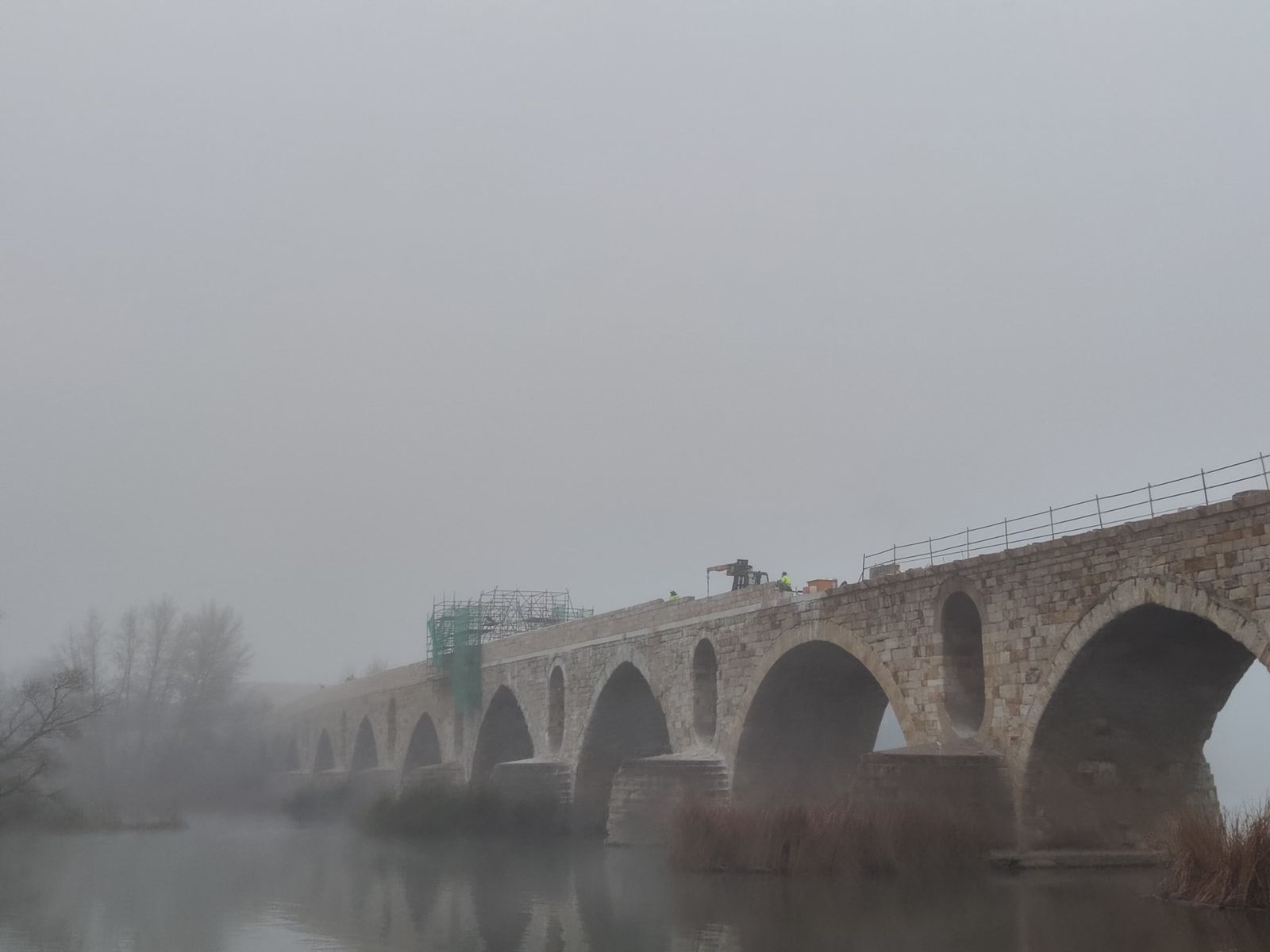 Imagen de las obras del Puente de Piedra