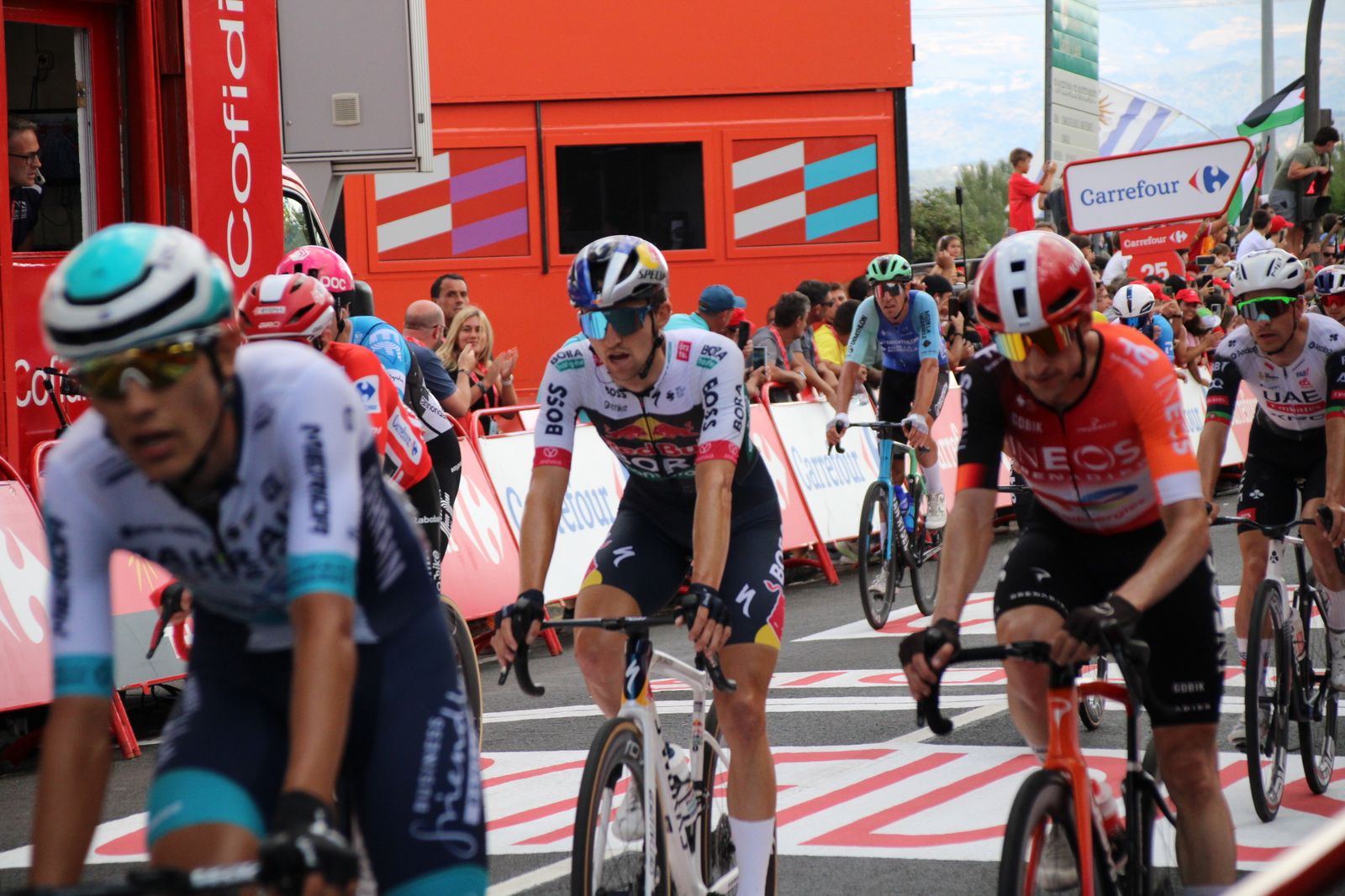 La Vuelta llega a Guijuelo y Philipsen se lleva el esprint