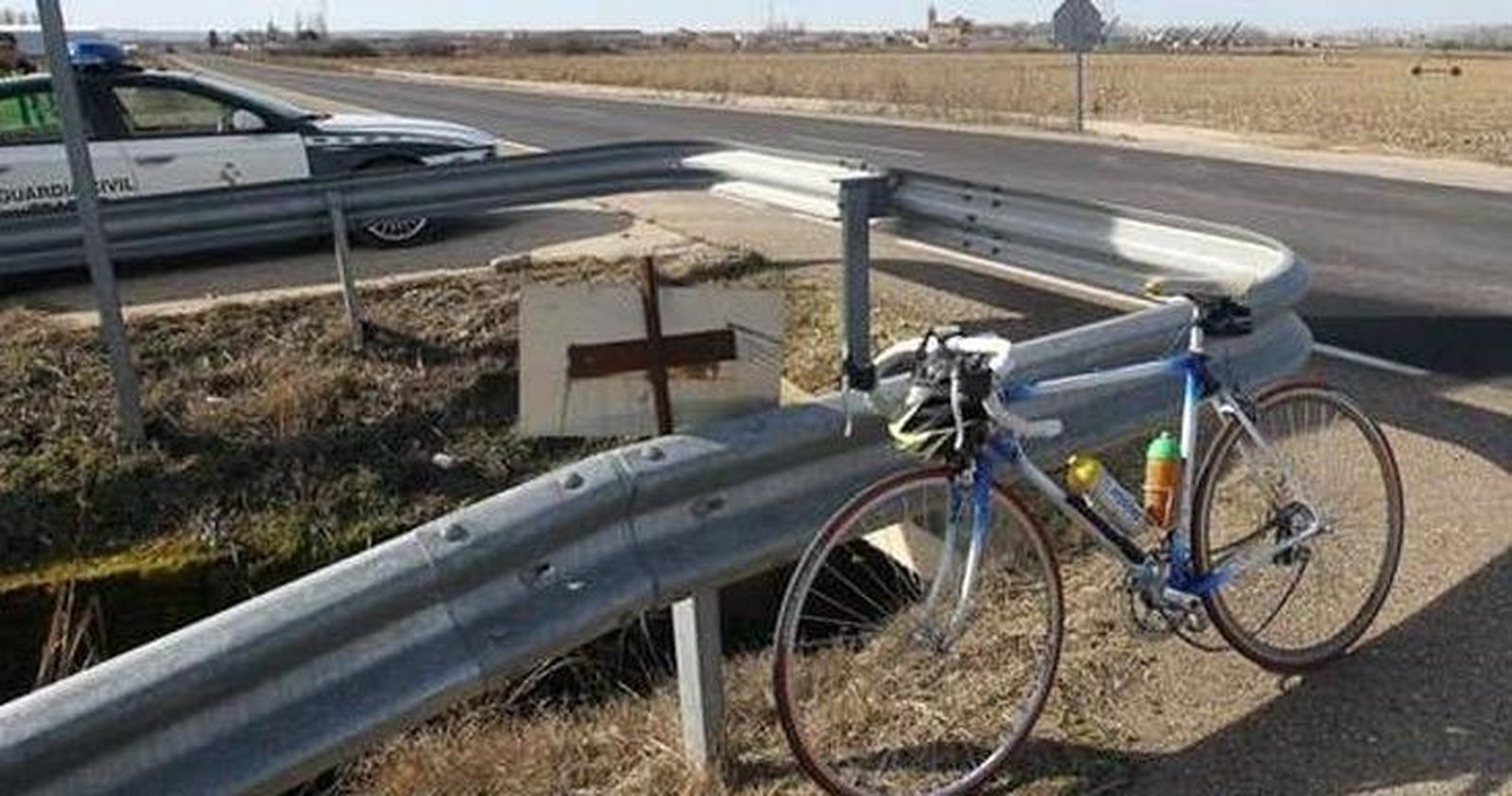 Bicicleta junto a una carretera