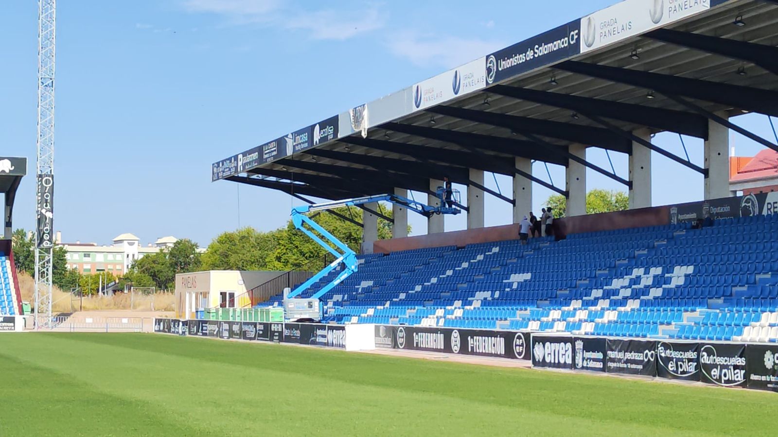 instalacio-n-pantallas-led-en-el-reina-sofi-a-foto-carlos-herna-ndez