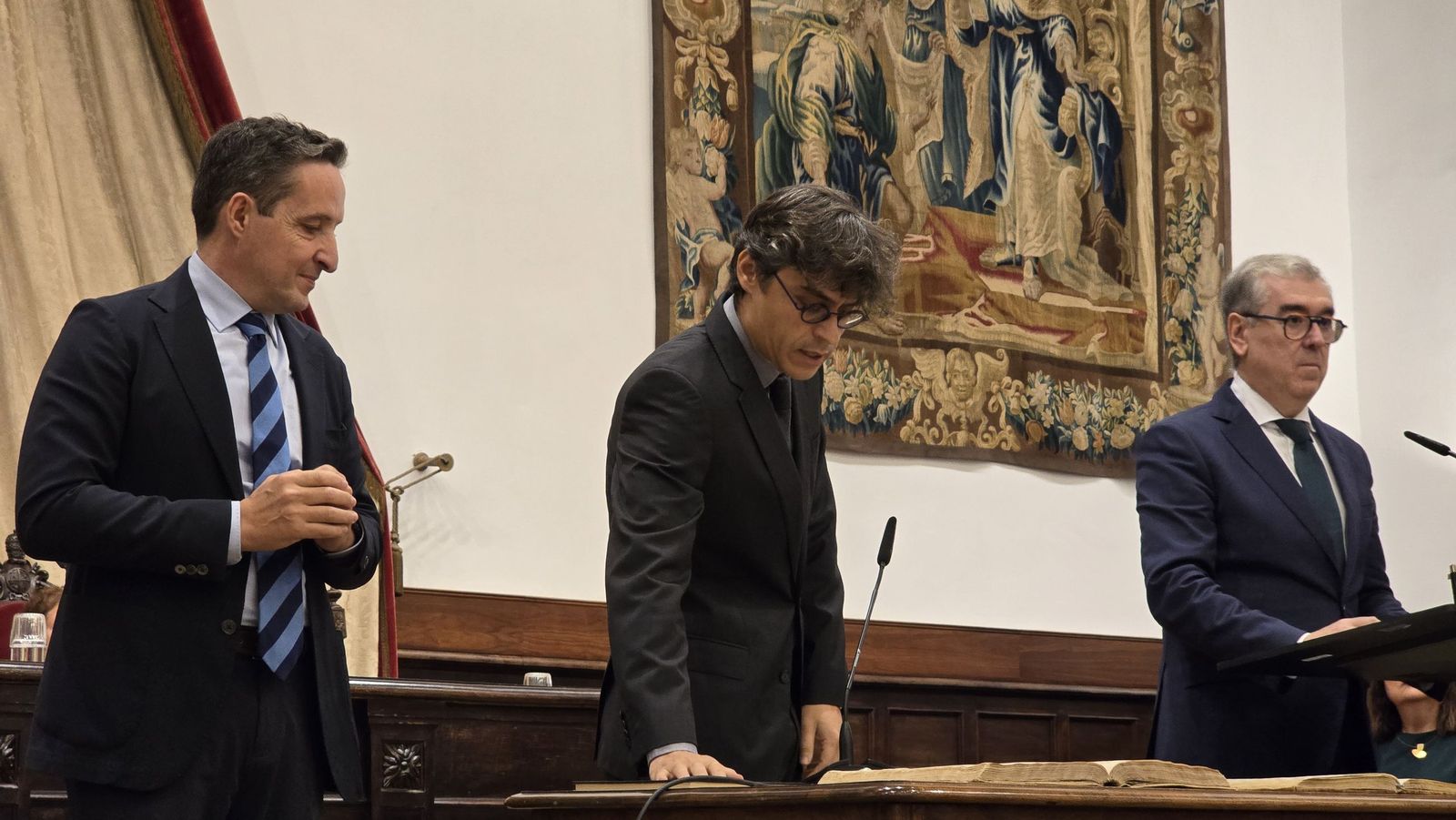 El rector de la Universidad de Salamanca preside el acto de toma de posesión de nuevos cargos académicos y del personal docente e investigador