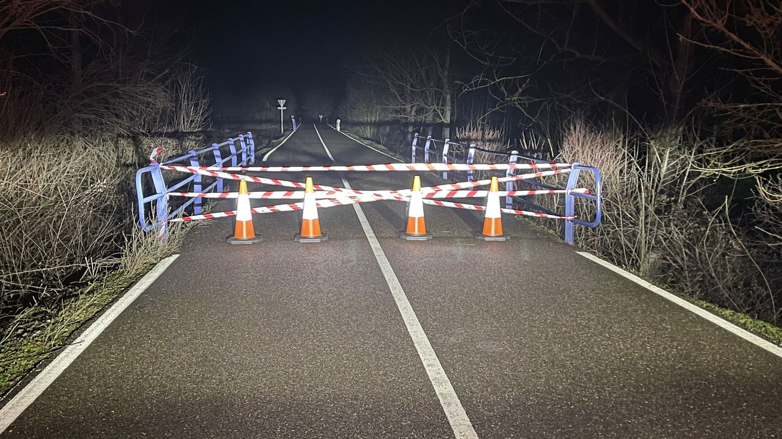 GALERÍA | El río Castrón se desborda y obliga a cortar dos carreteras en Zamora