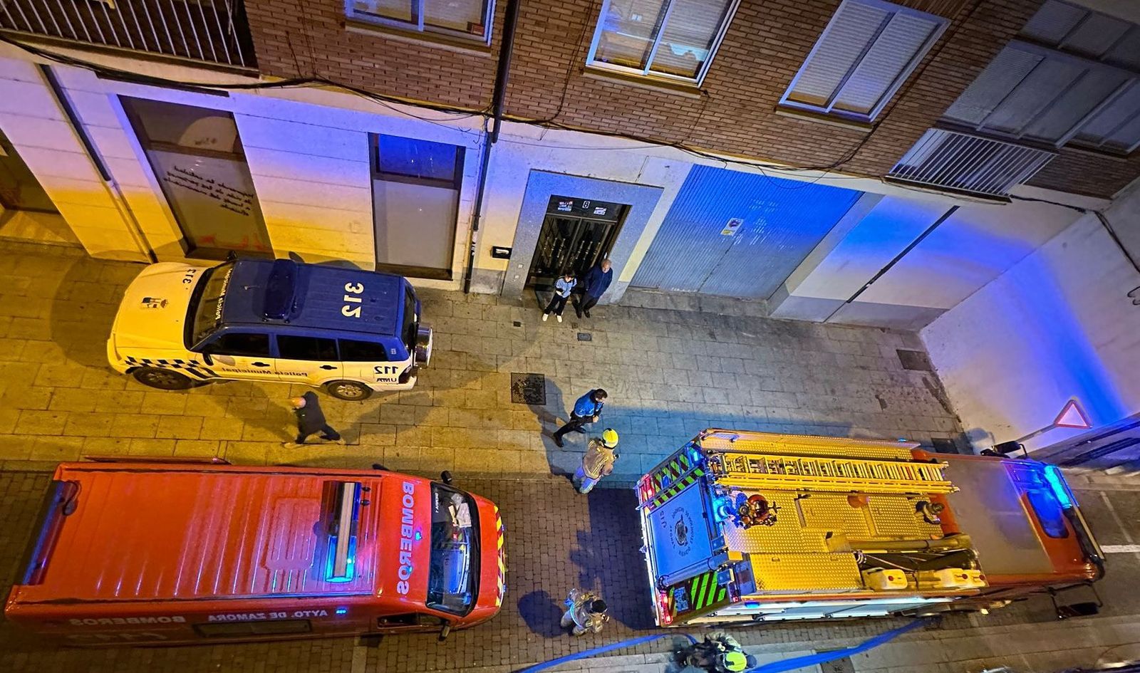 Bomberos y Policía Municipal en la Calle el Santo Zamora