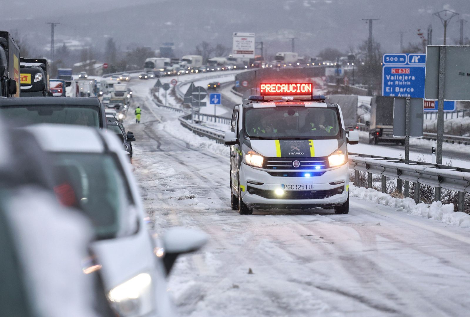 jose-vicente-ical-la-intensa-nevada-de-las-ultimas-horas-obliga-a-cerrar-al-trafico-la-autovia-de-la-ruta-de-la-plata-a-66-entre-sorihuela-y-vallejera-de-riofrio-salamanca-14