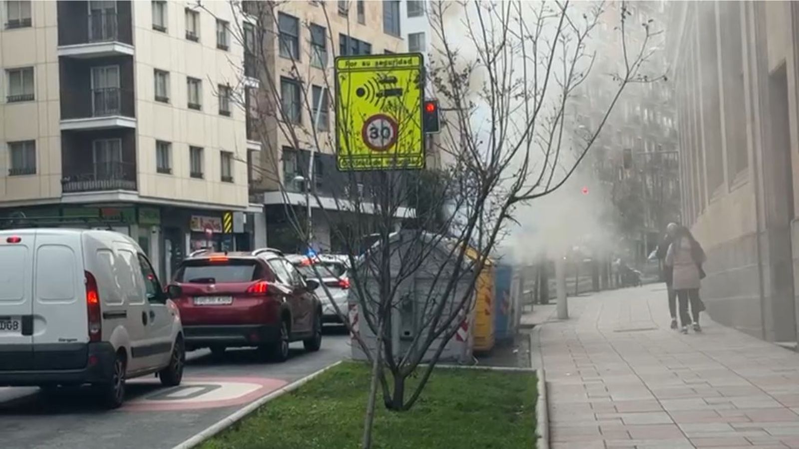 Arde un contenedor en el paseo de Canalejas