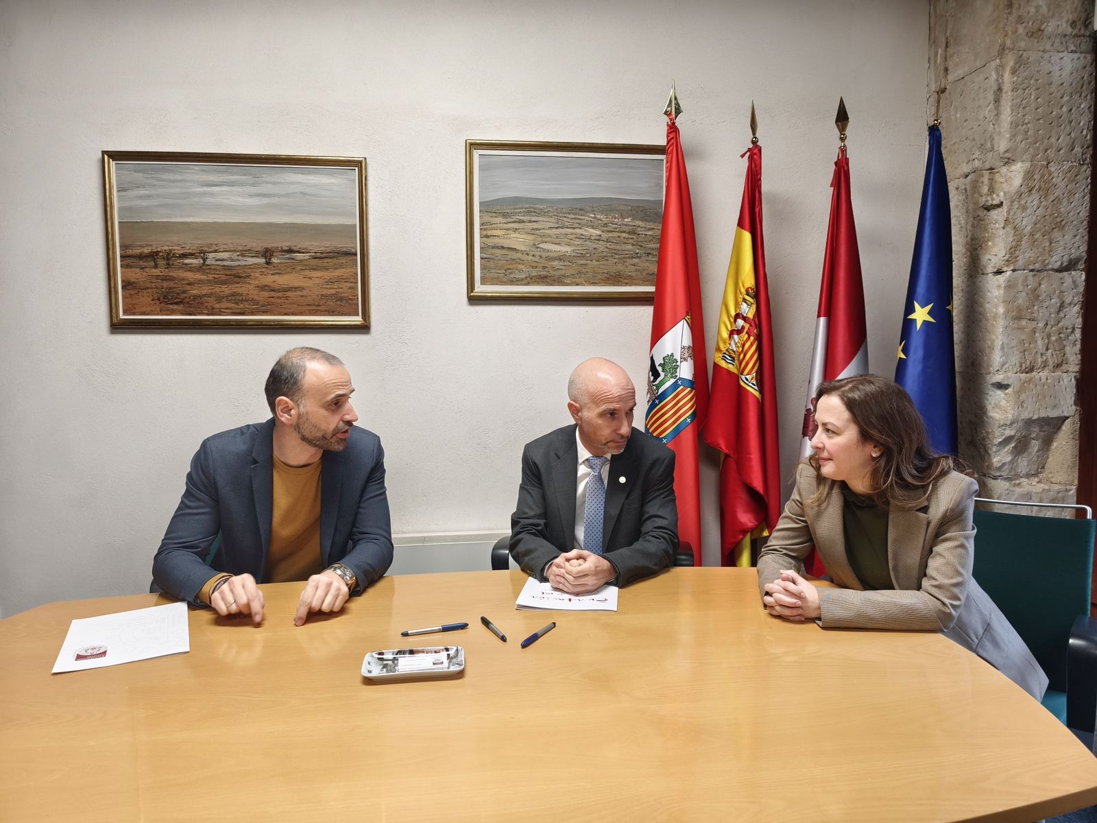 Presentación del curso por el el decano del colegio, Pedro Lechuga Mallo; el director general de la fundación, Óscar González Benito y la directora del curso, Patricia Sánchez Holgado.