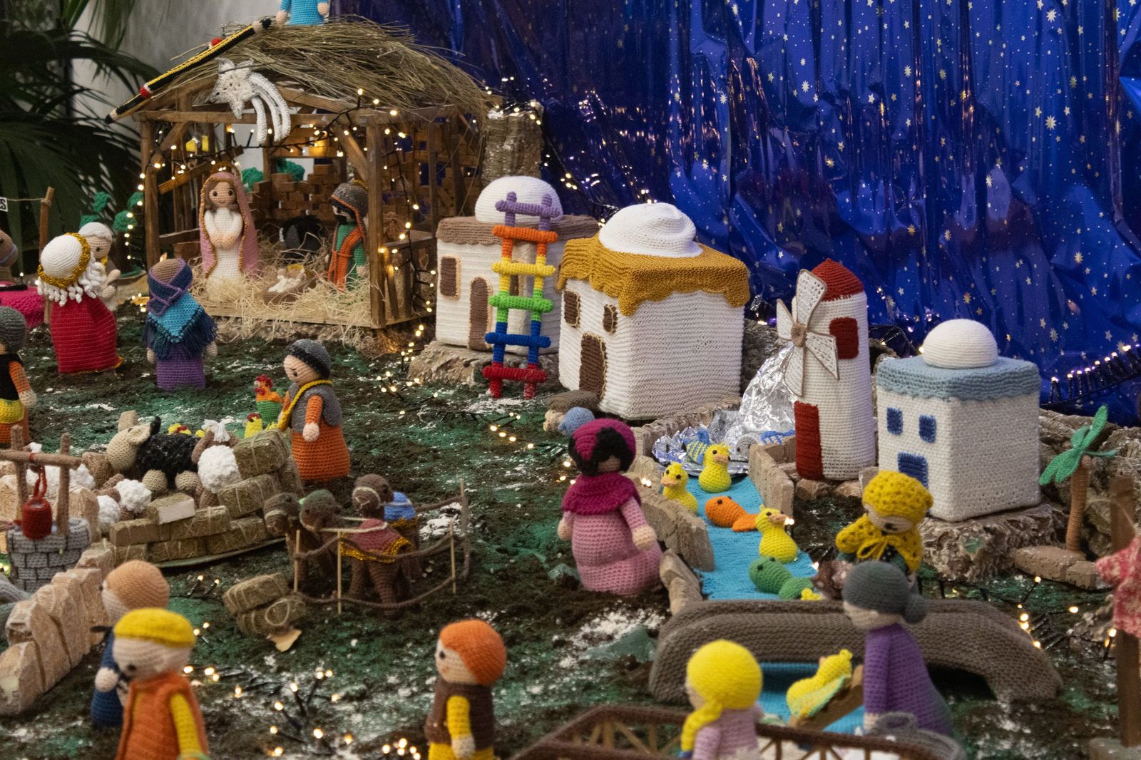 La Navidad también se teje en Salamanca con el belén de ganchillo de ZOES