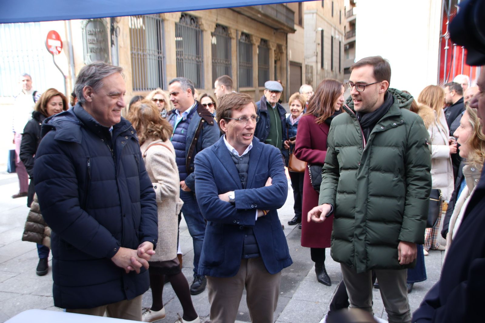 Almeida visita la carpa del pp del Liceo